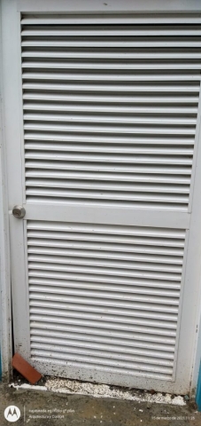 Puerta en aluminio cerrada